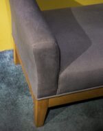 عکسی از جزئیات نیمکت وینی رنگ خاکستری