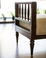 نمایی از نیمکت آنتیک رنگ بژ از زاویه گوشه
