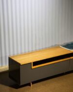 نمایی از میز تلویزیون هومان از دور و زاویه گوشه.