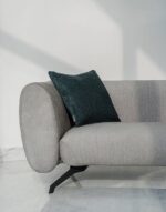 نمایی از مبل بویکا رنگ خاکستری با کوسن سبز