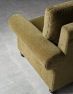 نمایی از مبل گِرندی رنگ زیتونی