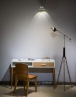 نمایی از میز تحریر پلین در اتاق