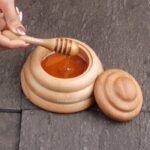 یک نما دیگر از عسل خوری چوبارو J56 که خانمی دارد از داخل آن عسل برمیدارد.