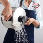 نمایی از خروچ آب از قابلمه آبکش دار کاراجا Mutfaksever سایز 22 کد 0369