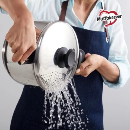 نمایی از خروچ آب از قابلمه آبکش دار کاراجا Mutfaksever سایز 22 کد 0369