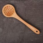 نمای زیبایی از کفگیر سوراخ دار چوبارو C04