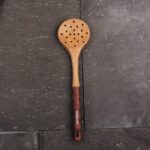 نمایی از کفگیر سوراخ دار چوبارو دو رنگ LD07