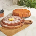 نمایی از یک کیک که در قالب کیک گرد 30 سانتی متر مسی کاراجا آماده شده