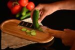 نمایی از رنده اسلايس منو دسته بامبوم B2698 درحال رنده کردن خیار