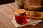 نمایی دیگر از لیوان شیشه ای درب دار بامبو
