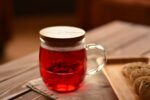 نمایی از لیوان شیشه ای درب دار بامبوم