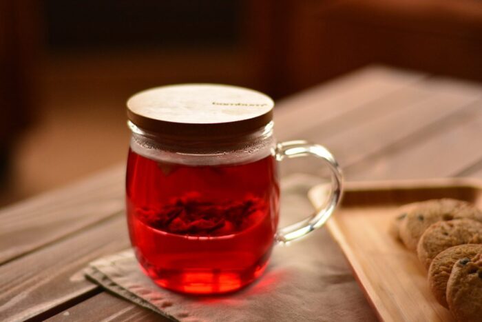 نمایی از لیوان شیشه ای درب دار بامبوم