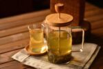 نمایی از فرنچ پرس بام بوم که داخلش بابونه است.