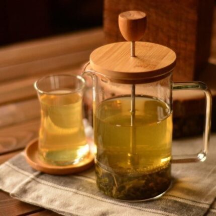 نمایی از فرنچ پرس بام بوم که داخلش بابونه است.