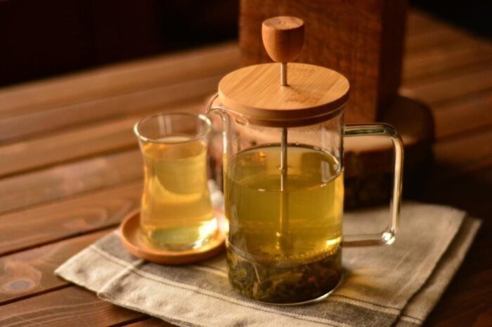نمایی از فرنچ پرس بام بوم که داخلش بابونه است.